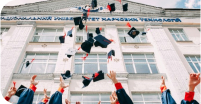 Togas de graduación en el aire