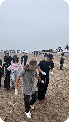 Foto de personas recogiendo basura en la playa