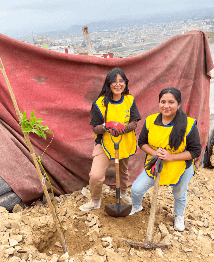 Foto de chicas sembrando una planta
