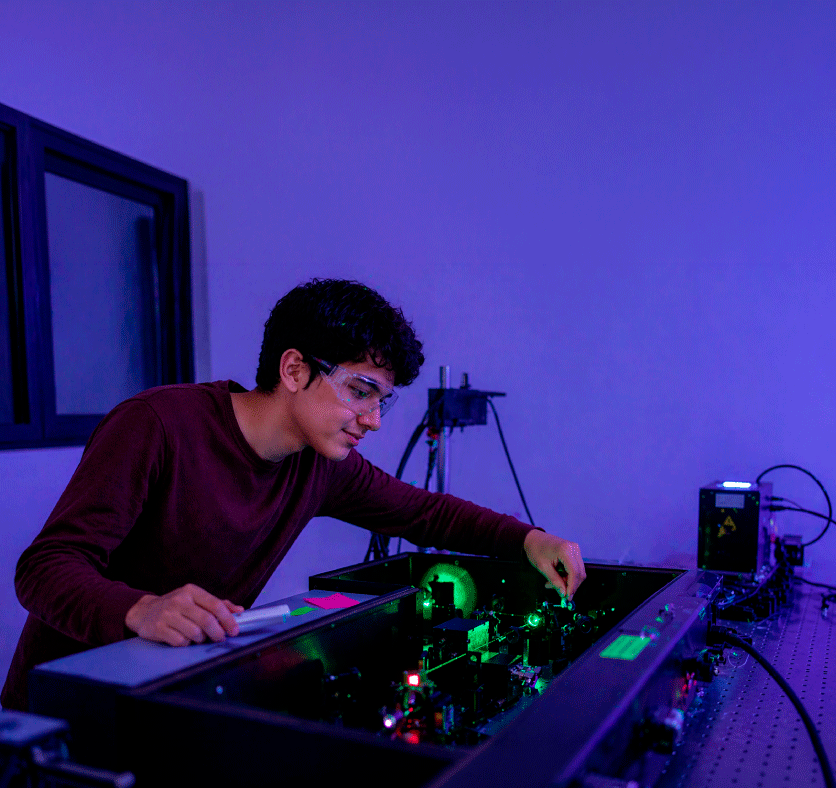 Estudiante de primer ciclo de Física en laboratorio de UTEC