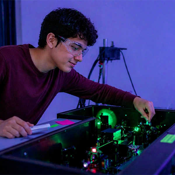 Estudiante en laboratorio de la nueva carrera de Física