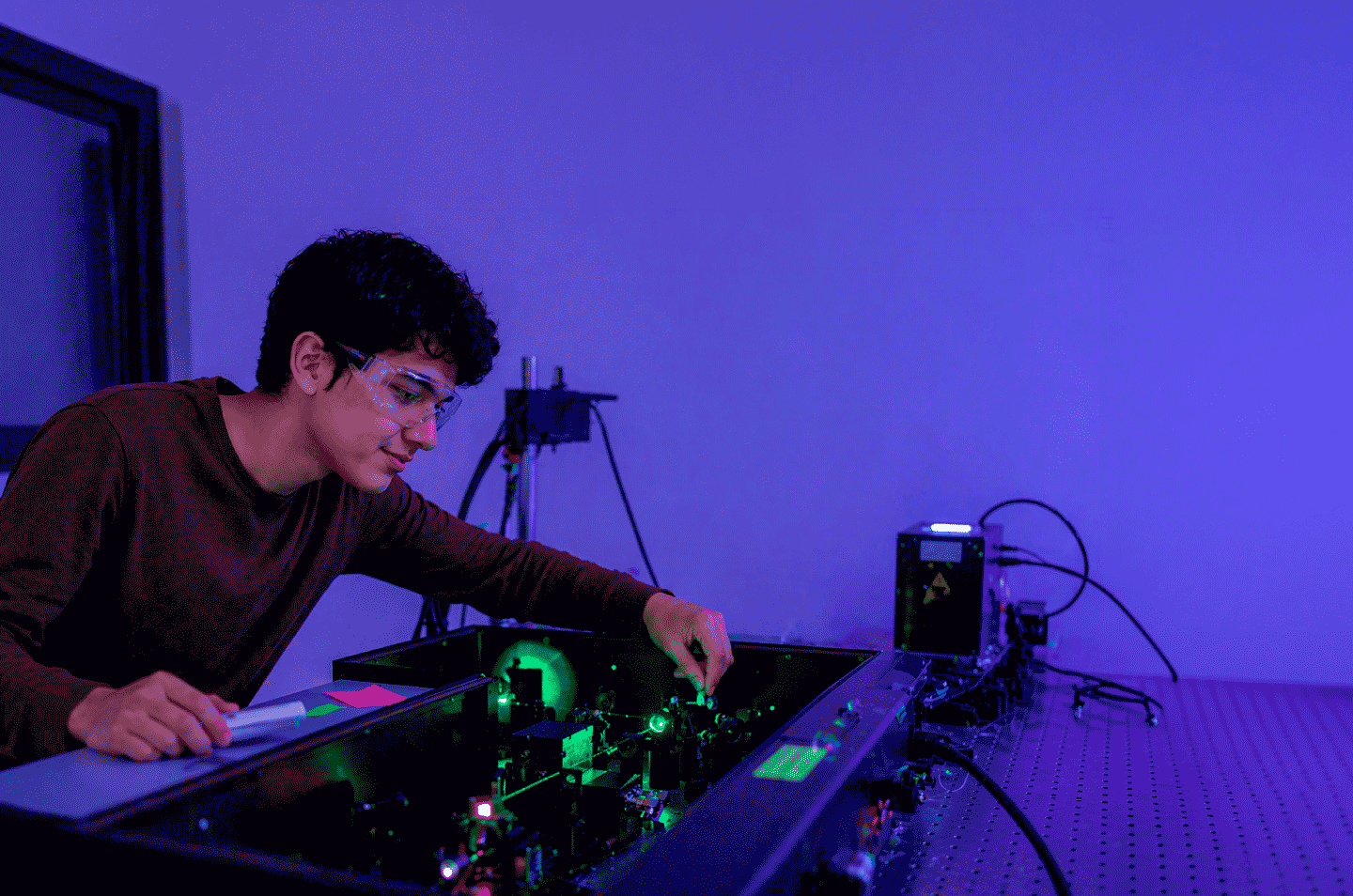 Estudiante de Física dentro del laboratorio de UTEC