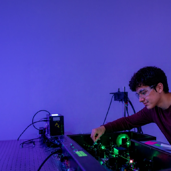 Estudiante de la carrera de Física en proyecto de laboratorio