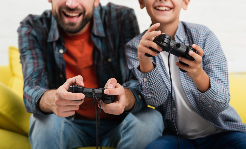 Personas con mandos de consola de videojuegos modernos