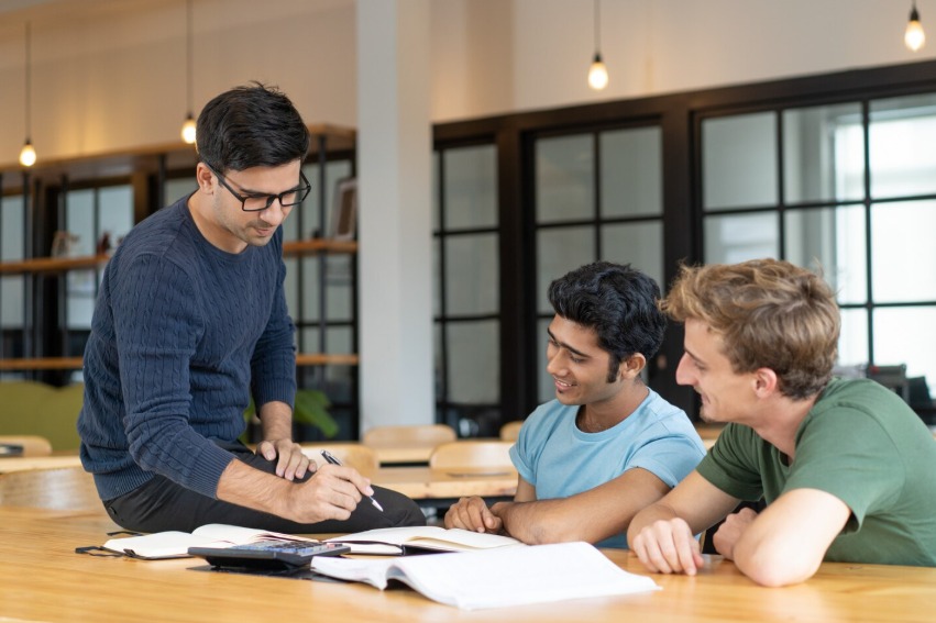 estudiantes aprendiendo cómo ser un buen líder