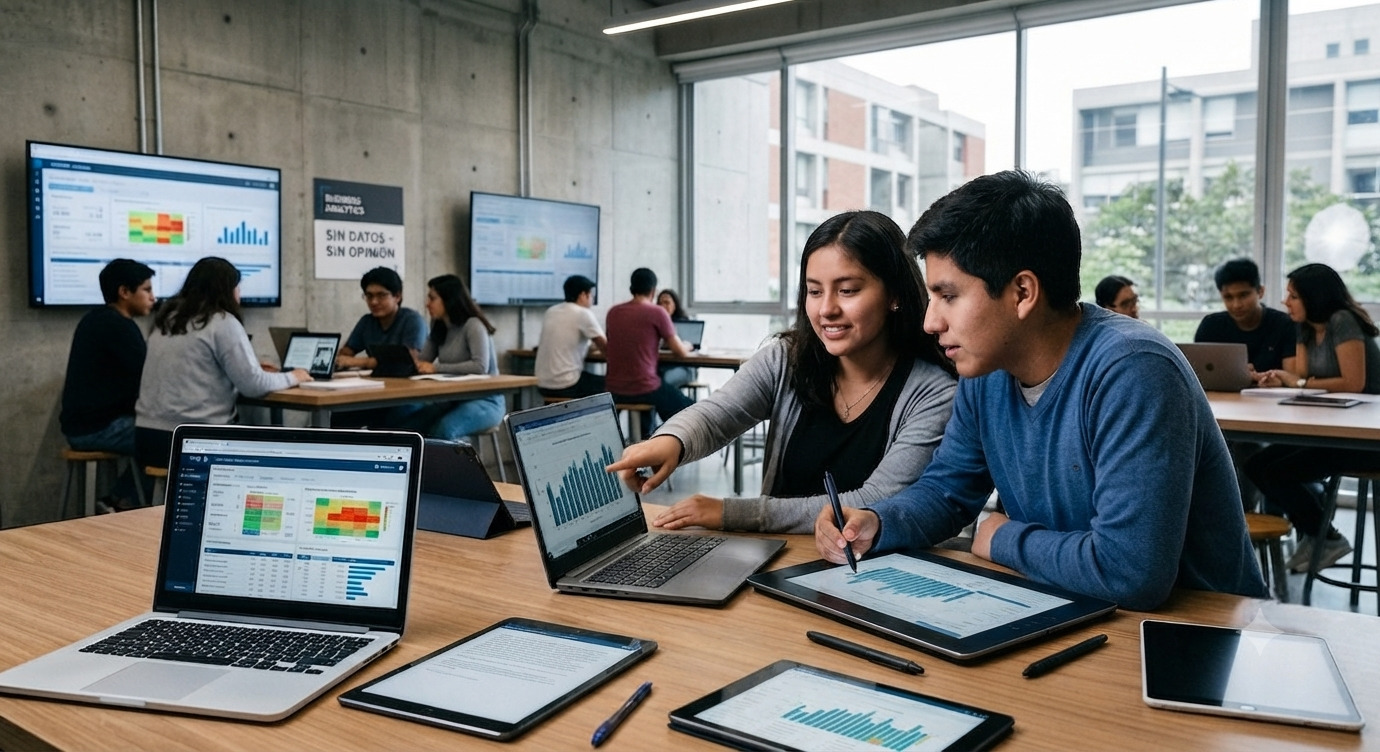 Dos estudiantes de negocios revisan insights sobre Business Analytics mientras señalan gráficos de barras y diagramas en un computador pórtatil
