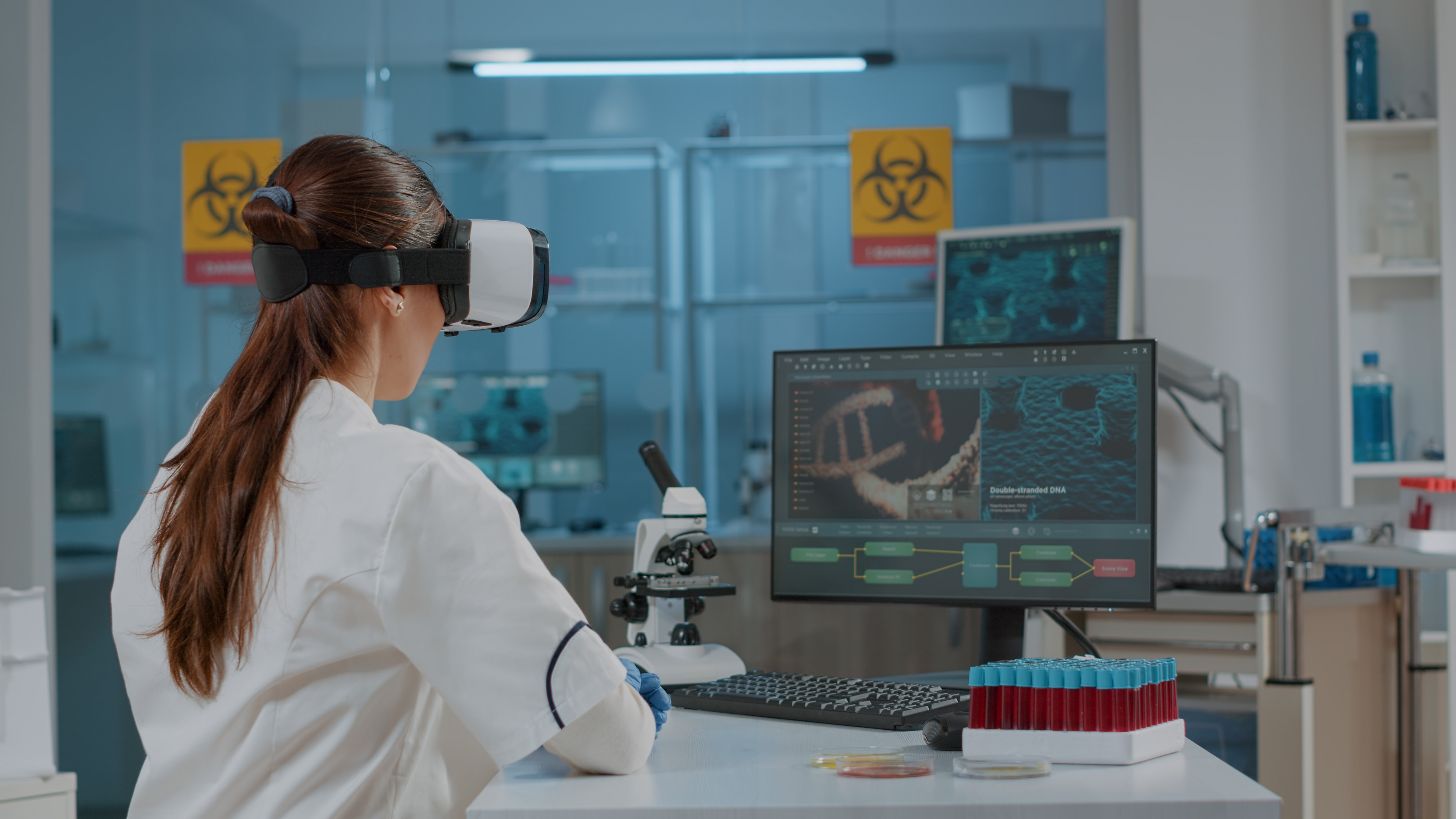 mujer en laboratorio usando la tecnología en la ciencia
