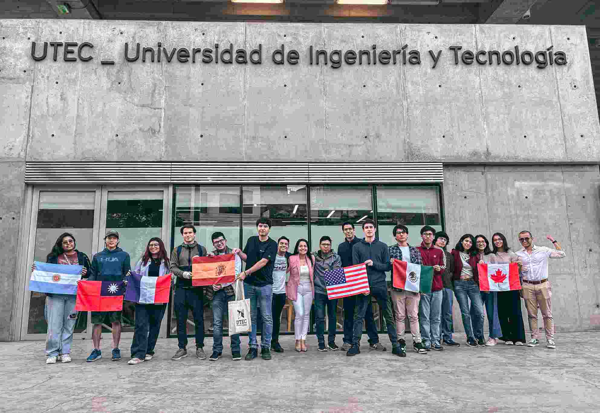 alunnos con las banderas de su país en exteriores de UTEC