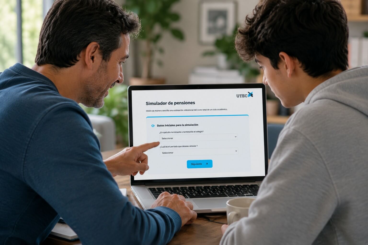 Padre e hijo revisan juntos en una laptop el simulador de pensiones de UTEC para estimar el costo de sus estudios.