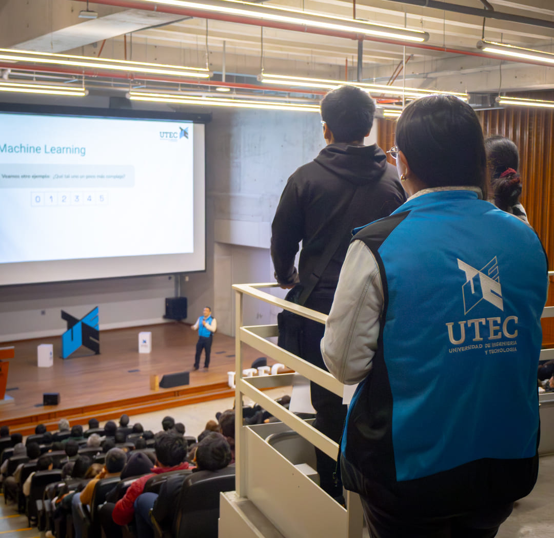 Estudiantes en un auditorio asistiendo a una clase sobre Machine Learning, ejemplificando los tipos de aprendizaje especializado y técnico en la universidad