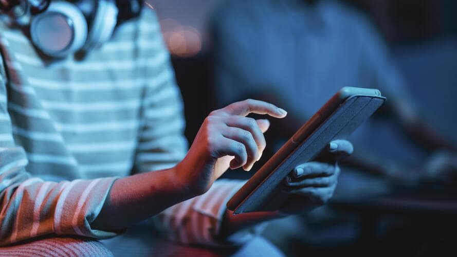 Joven usa la tablet durante la revolución digital